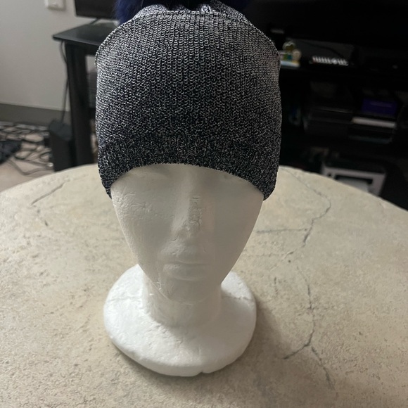 NAVY BLUE AND SILVERY SPARKLING KNIT CAP WITH WARM FUR INSIDE… NEW WITH TAGS. OS - Picture 4 of 13